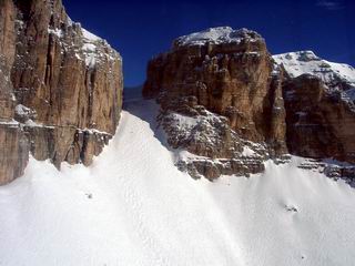 Klick Groesser >Pordoi-Scharte aus Gondel